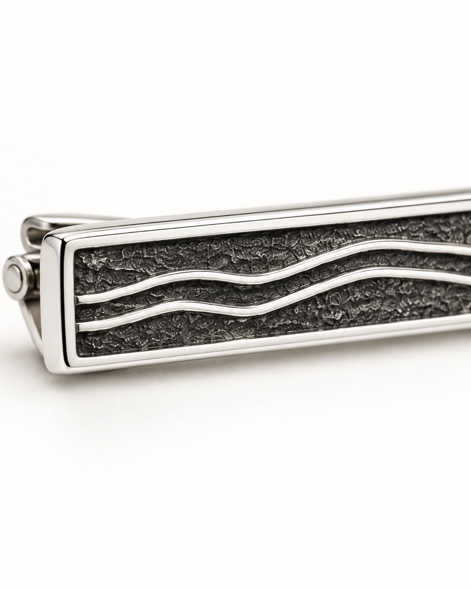 Strata Tie Bar — Motif detail